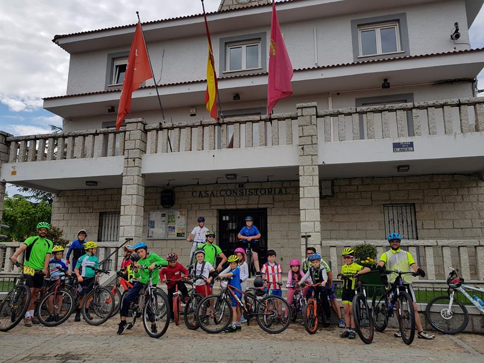 33109072_2065446200364582_1319600853128052736_n